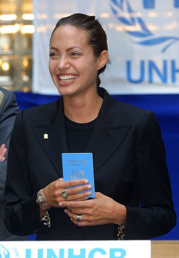 Angelina Jolie ogłoszona ambasadorką UNHCR (2001)