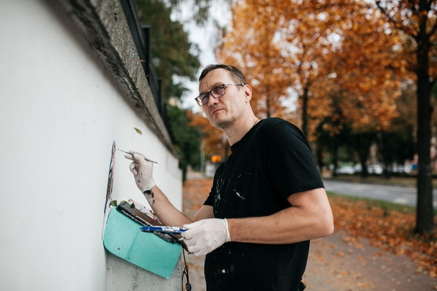 Ptasi mural na cmentarzu żydowskim w Oświęcimiu, autor Wojciech Rokosz