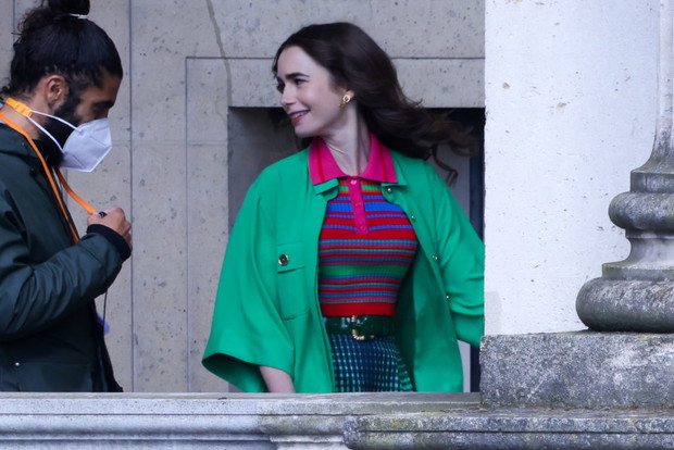 Lily Collins na planie serialu Emily in Paris 2, 17