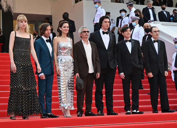 Cannes 2021: Angele, Simon Helberg, Marion Cotillard, director Leos Carax, Adam Driver, Russell Mael i Ron Mael na premierze Annette