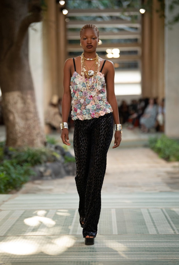 Chanel Métiers d’art 2022/2023 to francuska moda na najwyższym poziomie. Co zobaczyliśmy na wybiegu słynnego domu mody?