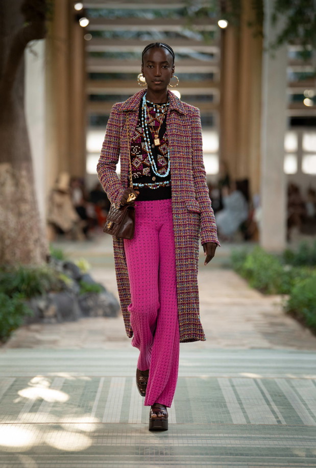 Chanel Métiers d’art 2022/2023 to francuska moda na najwyższym poziomie. Co zobaczyliśmy na wybiegu słynnego domu mody?