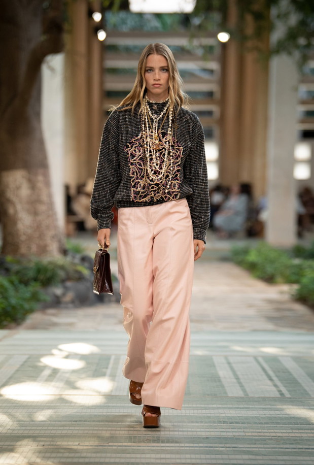 Chanel Métiers d’art 2022/2023 to francuska moda na najwyższym poziomie. Co zobaczyliśmy na wybiegu słynnego domu mody?
