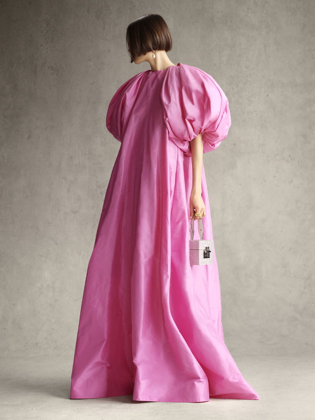 Kolekcja Oscar de la Renta Pre-Fall 2023 zachwyca. To najpiękniejsze sukienki, jakie zobaczycie dziś w internecie