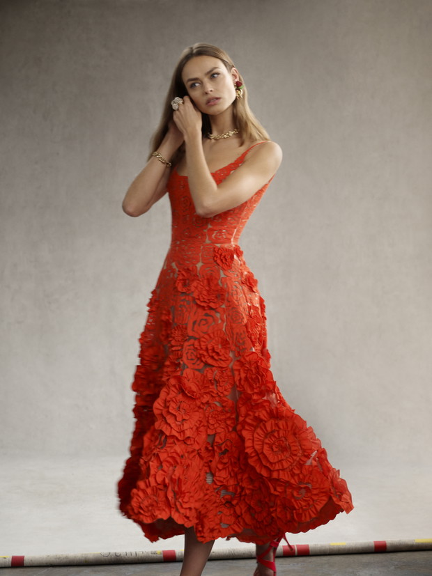 Kolekcja Oscar de la Renta Pre-Fall 2023 zachwyca. To najpiękniejsze sukienki, jakie zobaczycie dziś w internecie