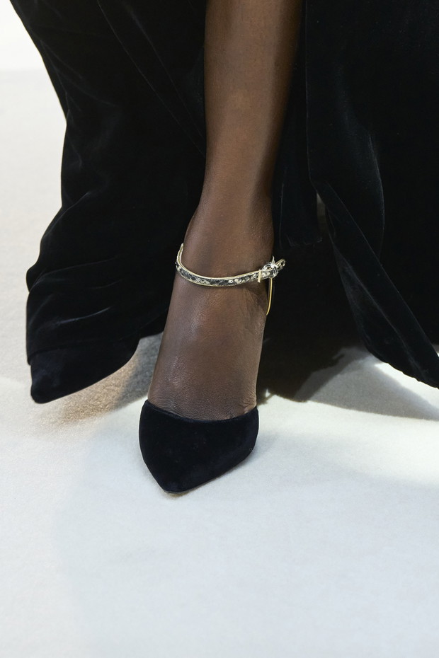Najbardziej pożądane buty w tym sezonie mają brokat, srebro i biżuteryjne zdobienia. Przegląd najpiękniejszych dancing shoes 2023