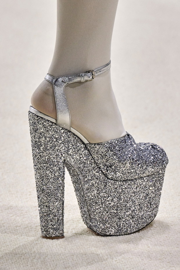Najbardziej pożądane buty w tym sezonie mają brokat, srebro i biżuteryjne zdobienia. Przegląd najpiękniejszych dancing shoes 2023