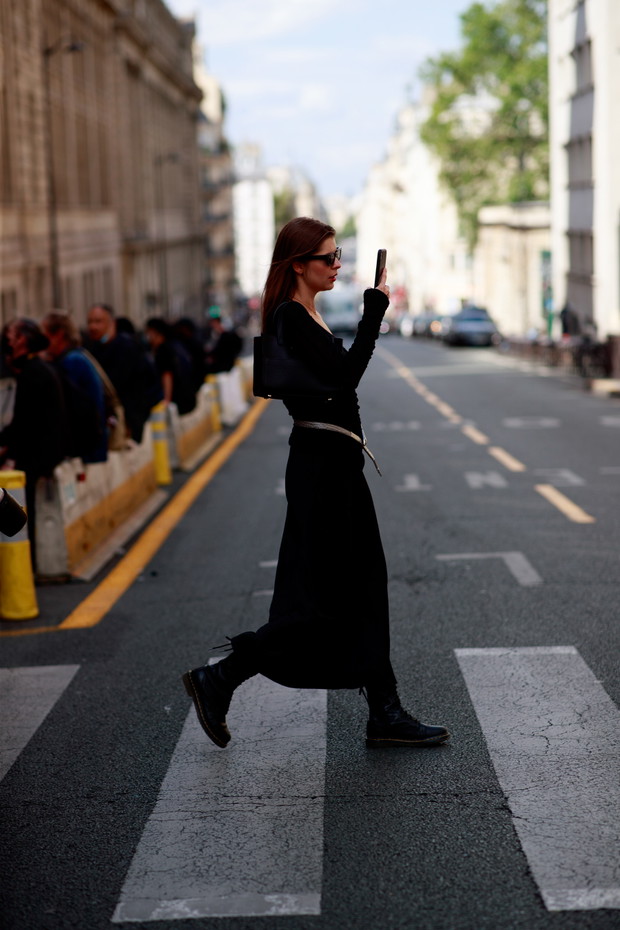 Paryż; haute couture fashion week jesień-zima 2021/2022 street fashion