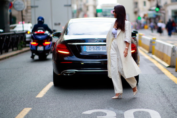 Paryż; haute couture fashion week jesień-zima 2021/2022 street fashion