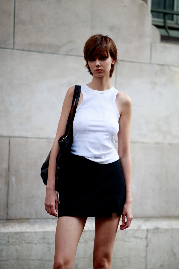 Paryż; haute couture fashion week jesień-zima 2021/2022 street fashion