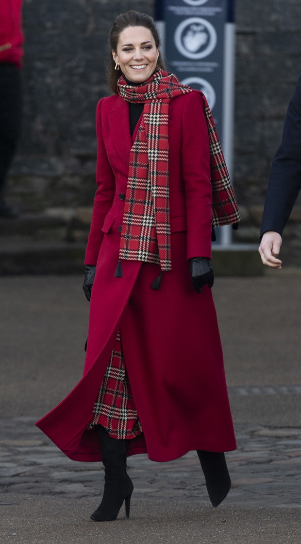Płaszcze w stylu księżnej Kate. Tych 5 klasycznych modeli arystokratka nosi na okrągło