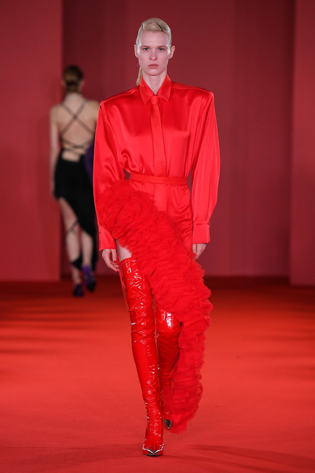 Najpiękniejsze czerwone sukienki i spódnice z londyńskich wybiegów. Kolor roku 2023 wg Pantone króluje na fashion weeku