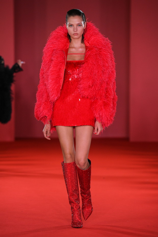 Najpiękniejsze czerwone sukienki i spódnice z londyńskich wybiegów. Kolor roku 2023 wg Pantone króluje na fashion weeku