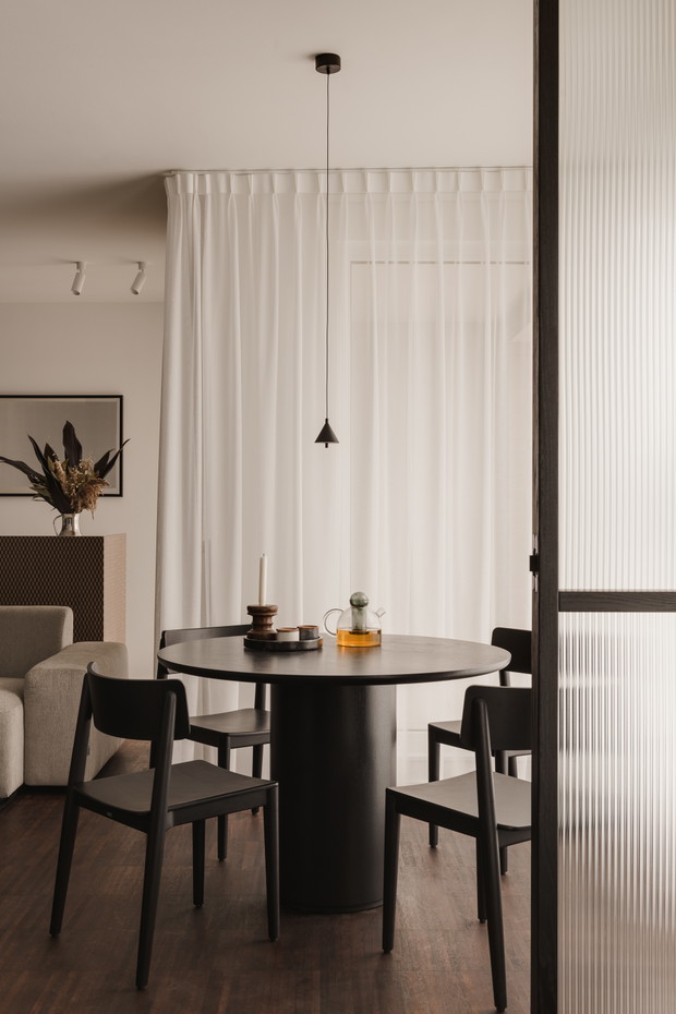 Elegancki minimalizm w mieszkaniu w Łodzi, projekt: 3XEL Architekci