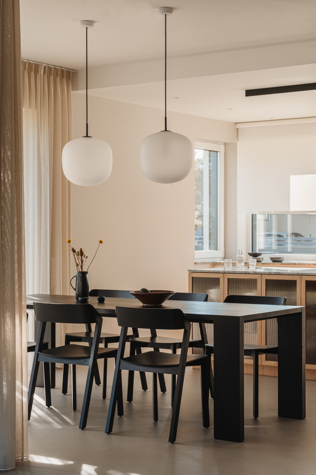 Jesienna paleta barw w domu pod Warszawą, projekt: pracownia 3XEL Architekci