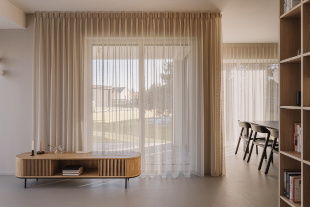 Jesienna paleta barw w domu pod Warszawą, projekt: pracownia 3XEL Architekci
