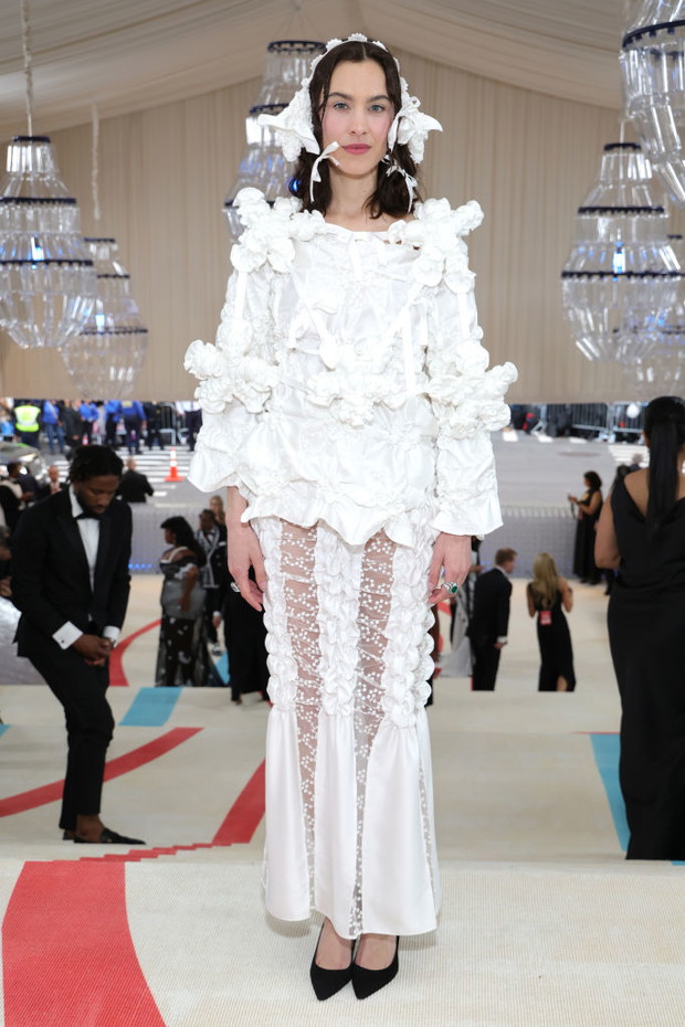 Met Gala 2023: Alexa Chung w stylizacji Roisin Pierce