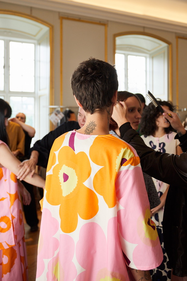 Backstage pokazu Marimekko wiosna-lato 2024