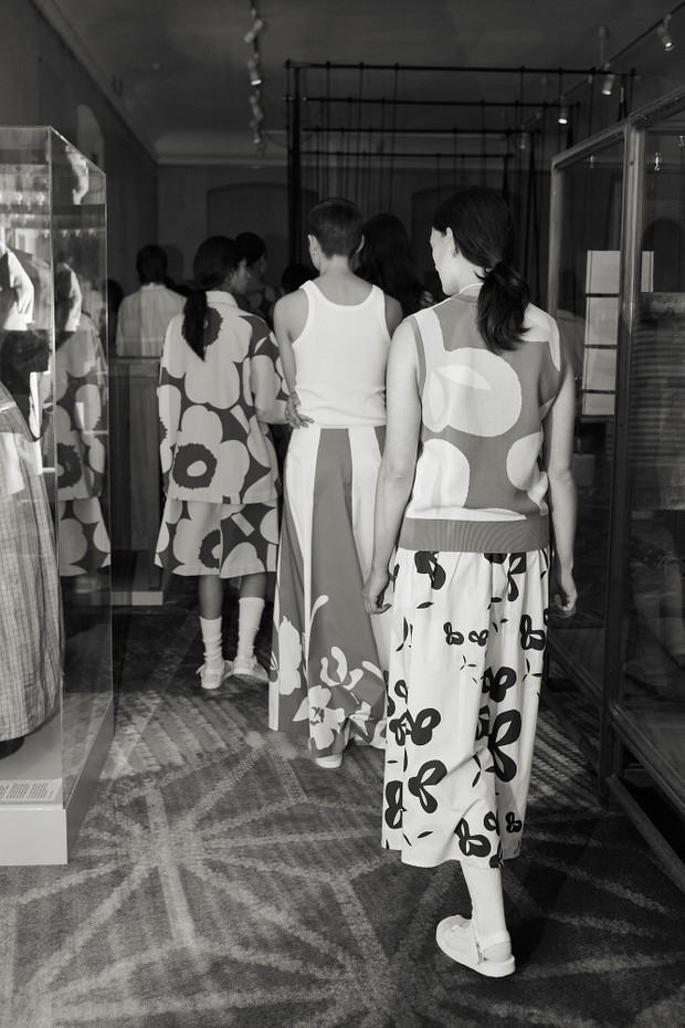 Backstage pokazu Marimekko wiosna-lato 2024