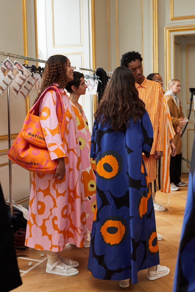 Backstage pokazu Marimekko wiosna-lato 2024