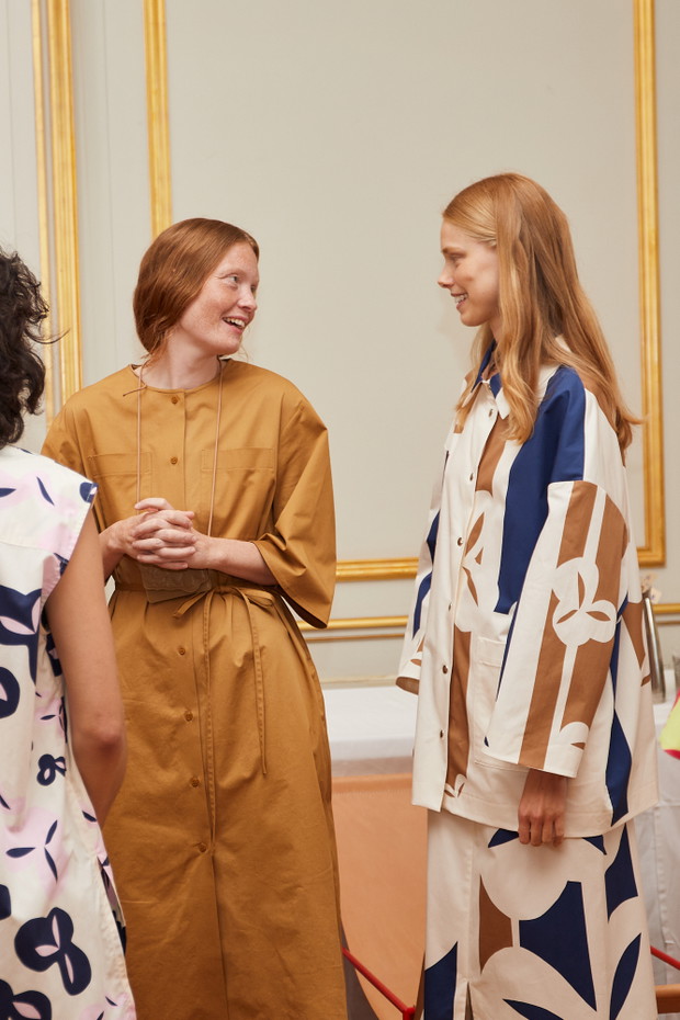 Backstage pokazu Marimekko wiosna-lato 2024