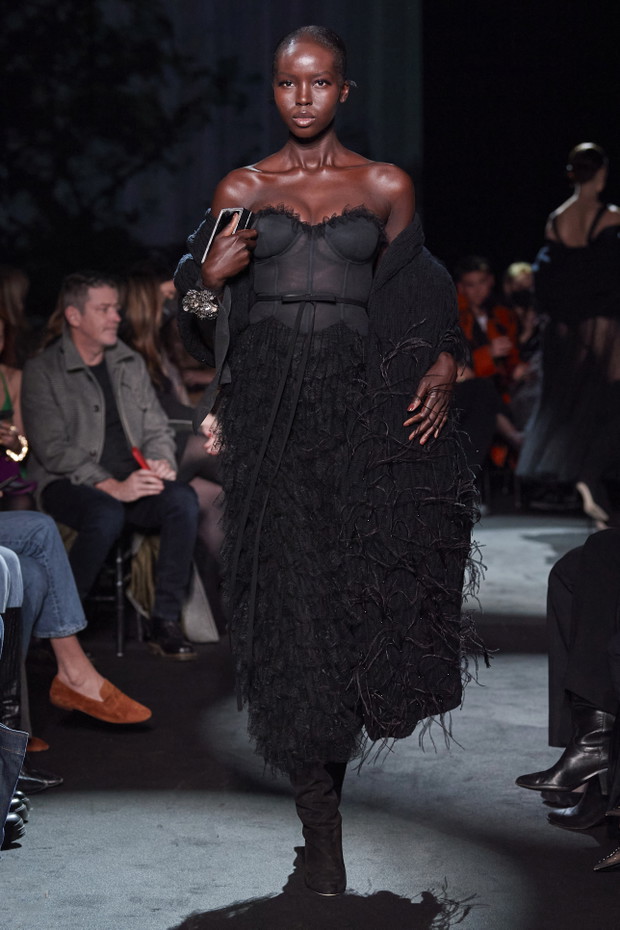 Brandon Maxwell jesień-zima 2022/2023. Krótko i na temat