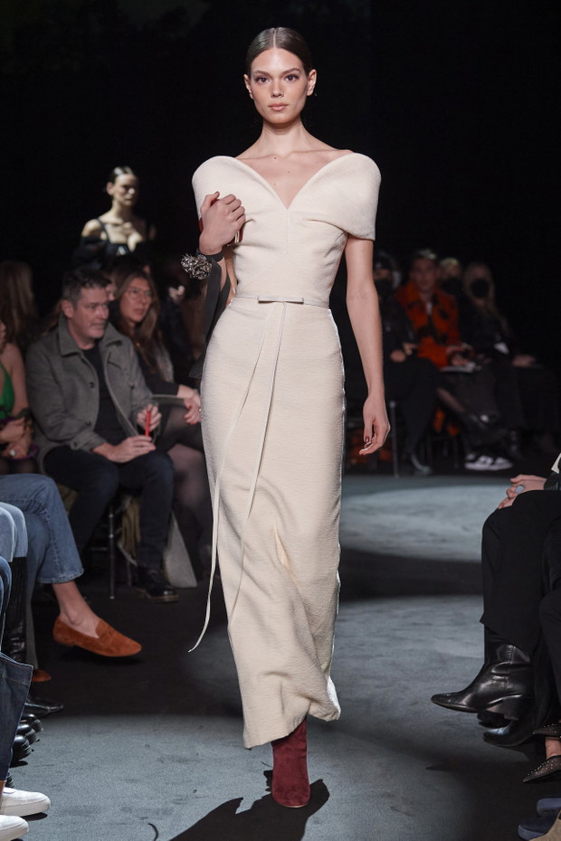 Brandon Maxwell jesień-zima 2022/2023. Krótko i na temat