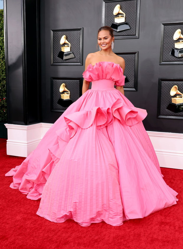 Grammy 2022: kreacje gwiazd