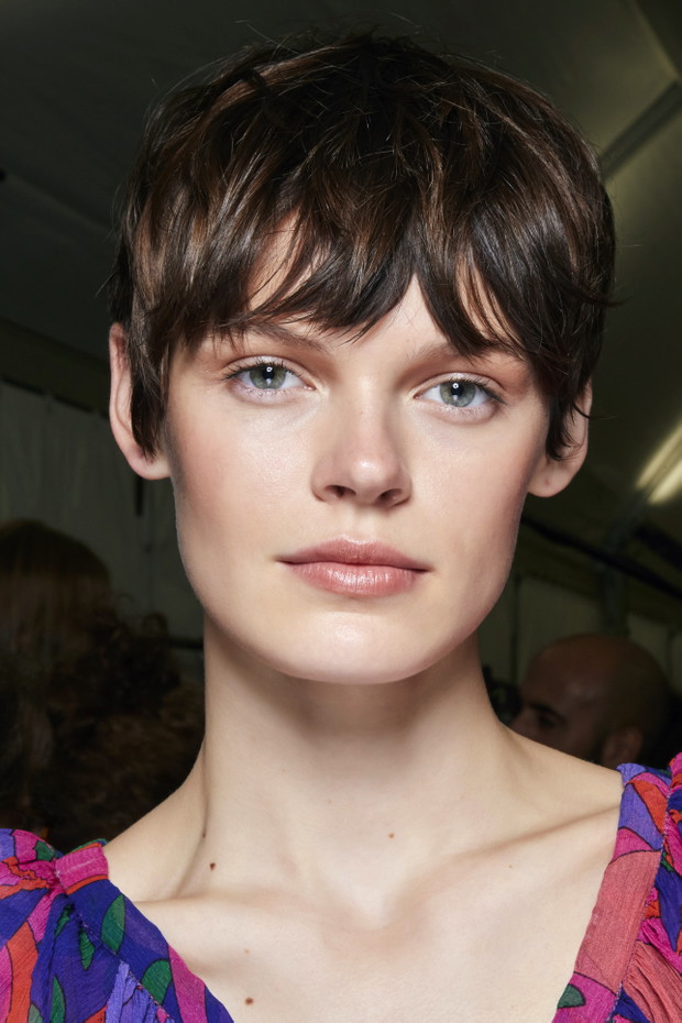 Modne fryzury wiosna-lato 2022: Isabel Marant