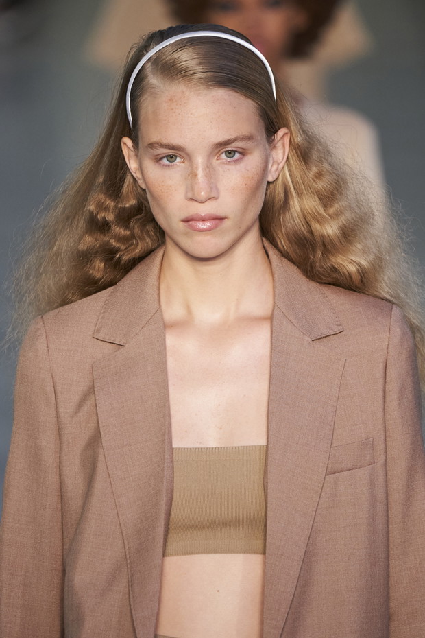 Modne fryzury wiosna-lato 2022: Max Mara