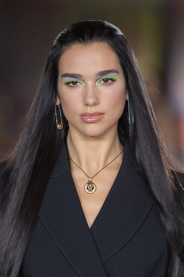 Modne fryzury wiosna-lato 2022: Versace