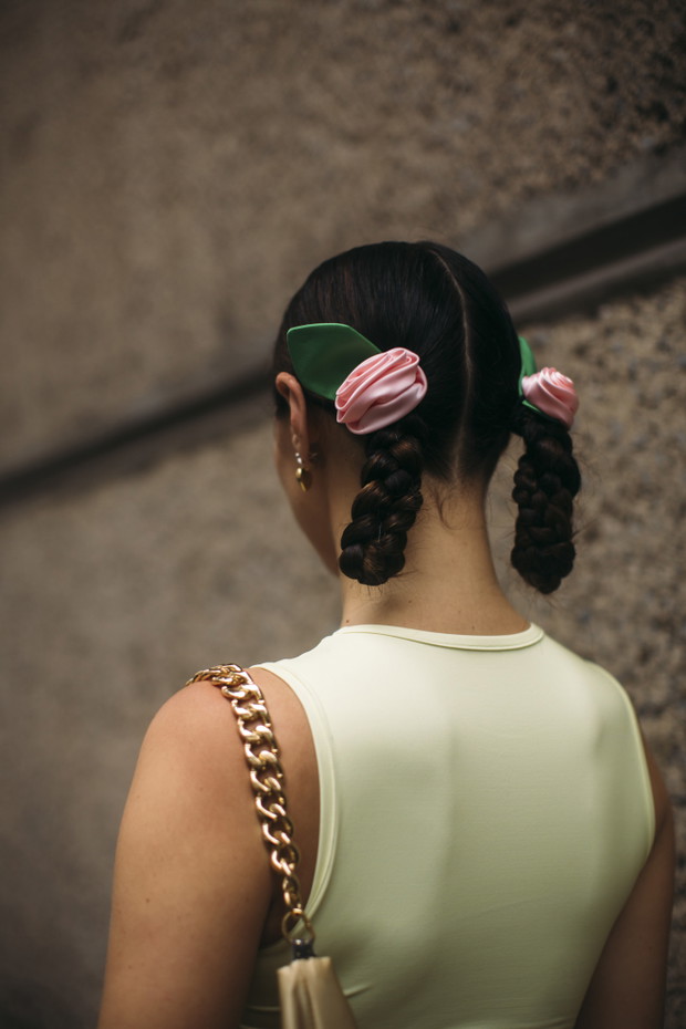 Jak nosić dwa warkocze? Inspiracje z fashion weeków