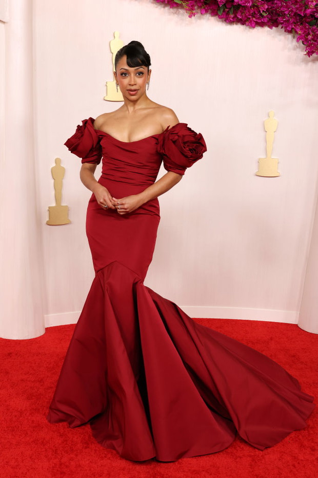 Liza Koshy w kreacji Marchesa