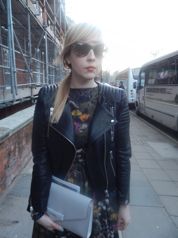 Ina Lekiewicz, szefowa dzialu mody ELLE na pokaz założyła sukienkę Mulberry, kurtkę H&M, torebkę Givenchy i okulary Dries Van Noten, fot. by Nikon COOLPIX S800c