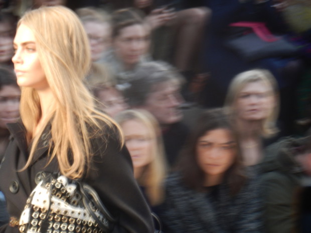 Największe zainteresowanie wzbudza Cara Delevigne i… spektakularna torebka, zdobiona nitami, fot. by Nikon COOLPIX S800c