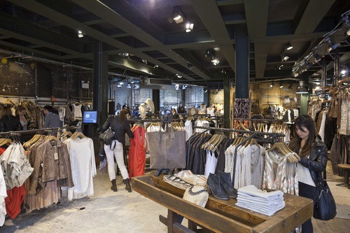 AllSaints - wnętrze sklepu