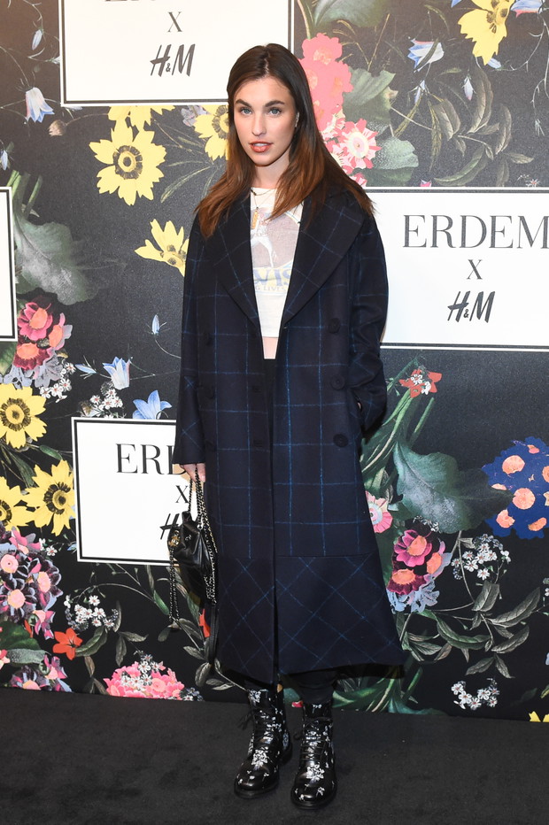 Gwiazdy na pokazie ERDEM x H&M - Rainey Qualley