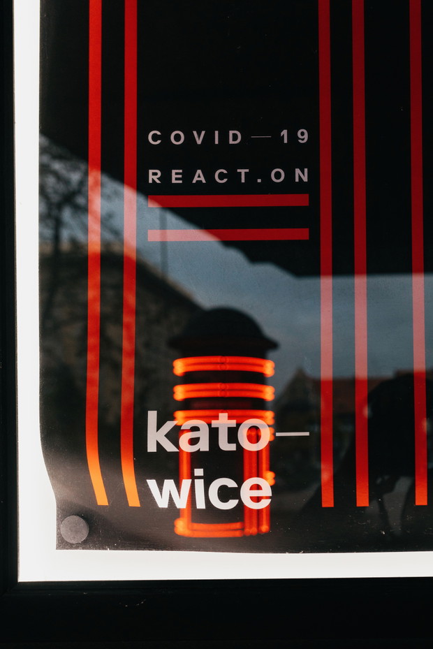 S A W — stacja audio-wizualna, projekt Marta Gawin, wykonanie: Raz Dwa Paweł Krzywdziński neony i komunikacja wizualna