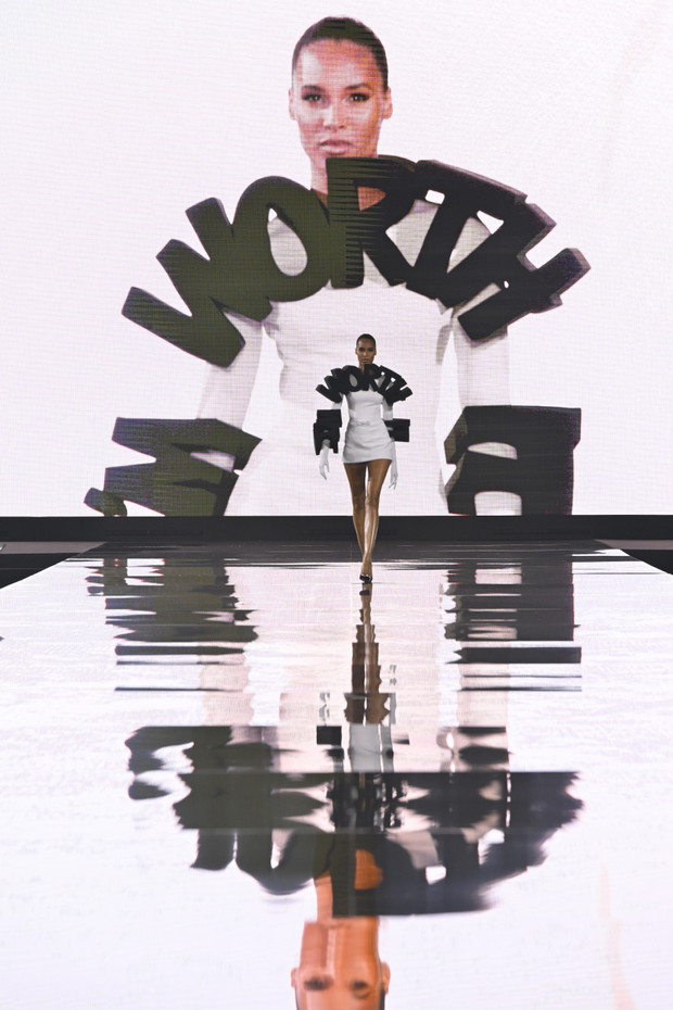 Cindy Bruna na pokazie Le Défilé L’Oréal Paris
