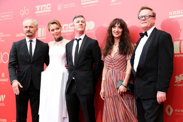 Barry Ward, Nana Ekvtimishvili, Ivanna Sakhno, Peter Brosens i Karel Och na gali otwarcia Odessa Film FestivaL 2019.