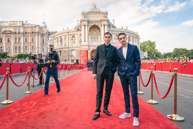 Po lewej Gustav Lindh na gali otwarcia Odessa Film FestivaL 2019.