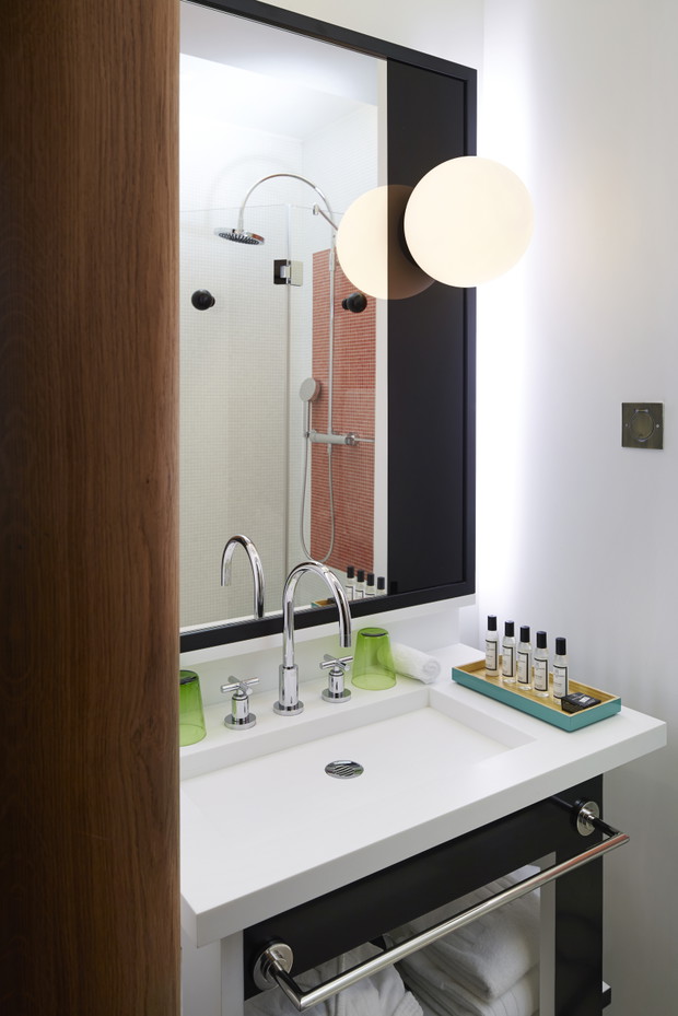 Kolorowy i luksusowy hotel w Paryżu