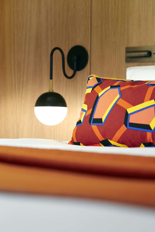Kolorowy i luksusowy hotel w Paryżu