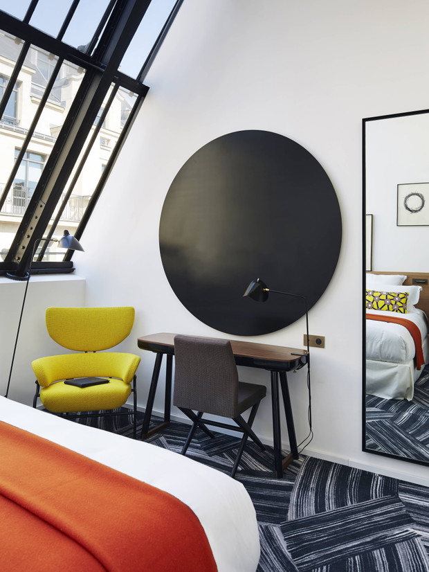 Kolorowy i luksusowy hotel w Paryżu