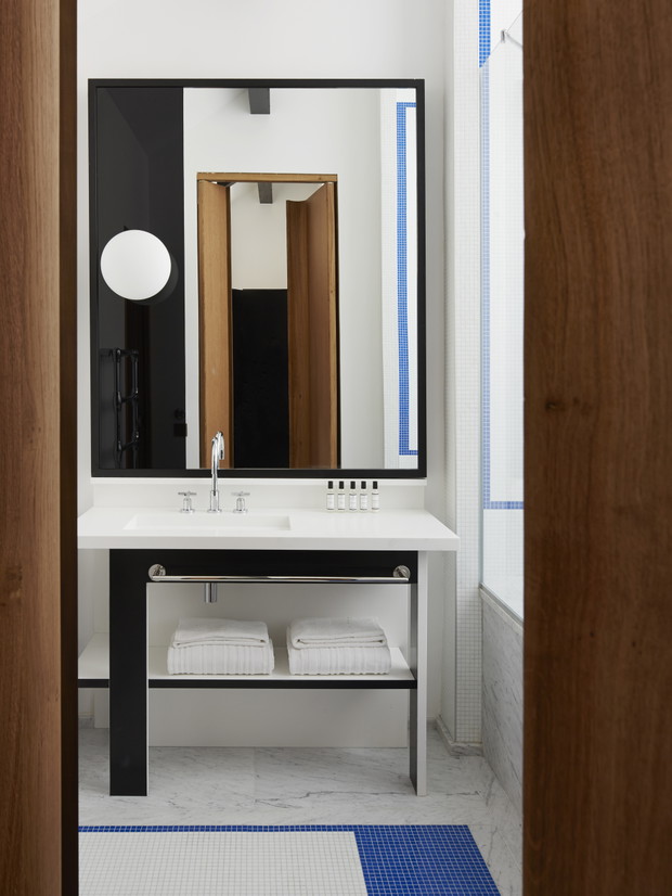 Kolorowy i luksusowy hotel w Paryżu