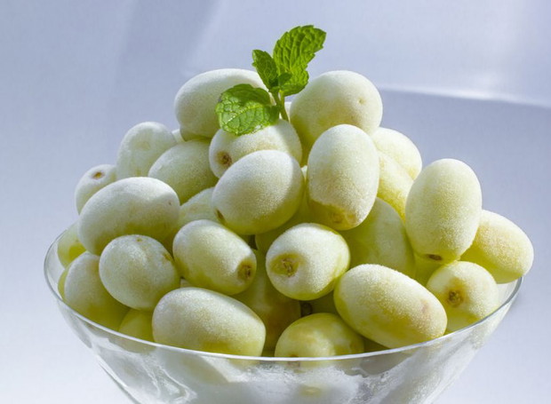Przekąski poniżej 100 kcal - 20 pomysłów, fot. Fotolia 20. Mrożone winogrona Szklanka winogron schłodzonych przez 2 godziny w zamrażarce.