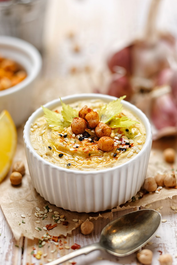 Przekąski poniżej 100 kcal - pomysły, fot. Fotolia18. 3 łyżki hummusu3 łyżki hummusu (ok. 80 kcal) + 2 liście świeżej sałaty zamiast pszennej pity.
