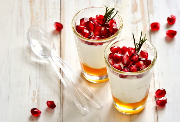Przekąski poniżej 100 kcal - pomysły, fot. Fotolia19. Jogurt naturalny z miodemSzklanka jogurtu naturalnego z łyżeczką płynnego miodu i łyżką pestek granatu.