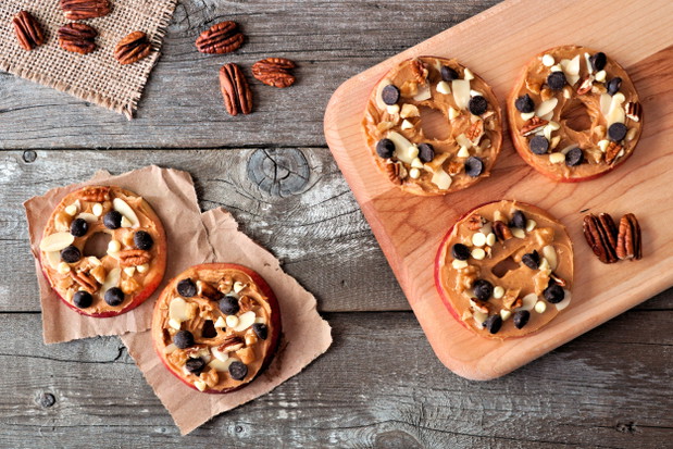 Przekąski poniżej 100 kcal - pomysły, fot. Fotolia6. Jabłko z masłem orzechowymMałe jabłko pokrojone w plastry i posmarowane łyżką naturalnego masła orzechowego.
