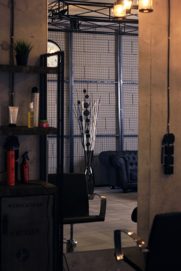 Industrialne wnętrza krakowskiego salonu fryzjerskiego Bonza Hair&Beauty, projekt Agneiszka Wójcik z pracowni AW Interior Design, fot. mat. pracowni